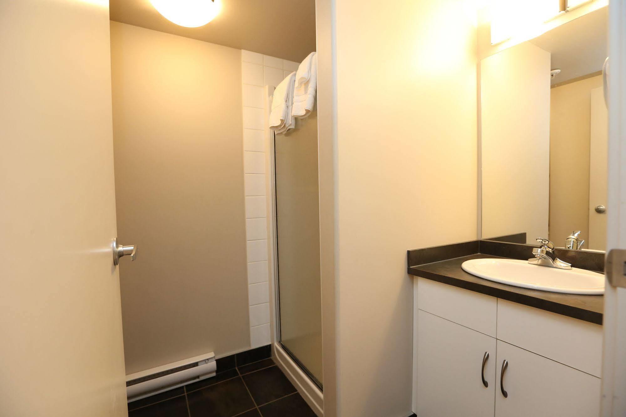 Platinum Residences フォートマクマレー エクステリア 写真
